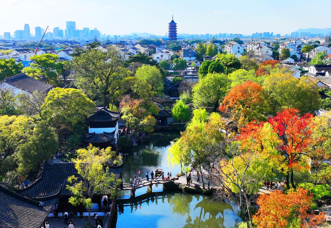 大明湖之名來源于其西岸的名剎大明寺，距今1500多年