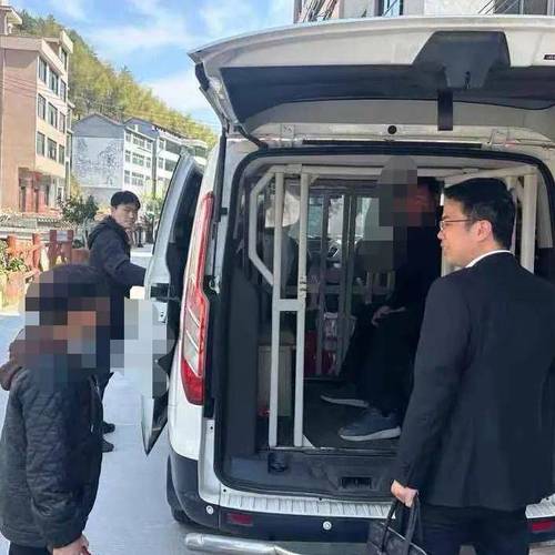 男子拒還7000元貨款，當(dāng)庭瘋狂撕毀證據(jù)吞掉跑路