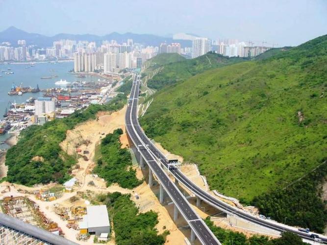 青衣島是香港第5大島嶼，這里對(duì)面是荃灣，從機(jī)場(chǎng)到市區(qū)會(huì)路過(guò)