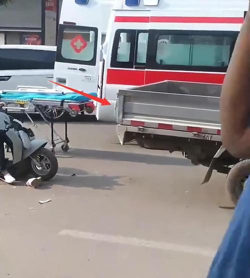 【女騎作死飆車超速300%追尾貨車倒下無人認(rèn)領(lǐng)-