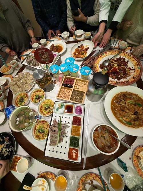 新疆喀納斯圖瓦人家品羊肉，遠(yuǎn)方的客人備感溫暖