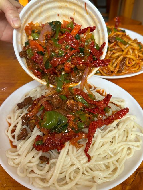 天水秦州悟琨吃辣皮子拌面、鹽水烤肉，勁道美味吃面就蒜太香了