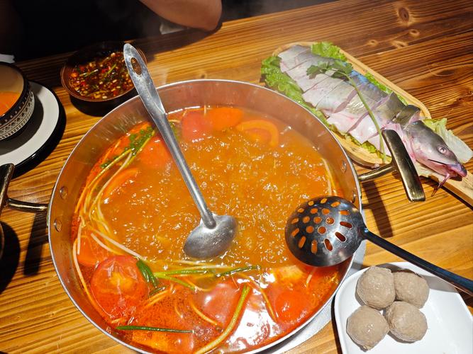 紀(jì)錄片：貴州辣魚火鍋，選用自養(yǎng)稻花魚，先烤后煮，辣椒必須得多