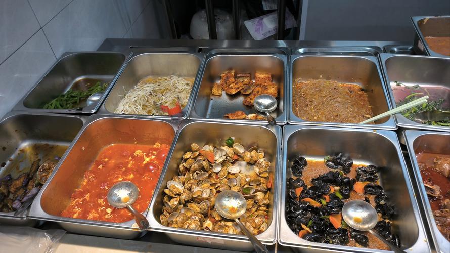 云南超市里10元任吃的自助快餐，所有菜品盡管吃不限量真劃算