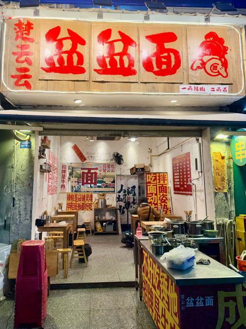 四川成都最火面館，每天一到飯點(diǎn)食客就絡(luò)繹不絕，一份只要13元