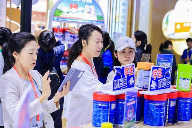 現(xiàn)場直擊：一線飲品品牌消博會圈粉