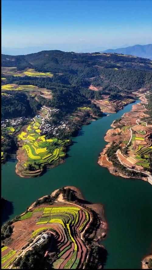 峨山的興旺社區(qū)，田園與村莊的和諧共生，一片寧?kù)o的鄉(xiāng)村風(fēng)光