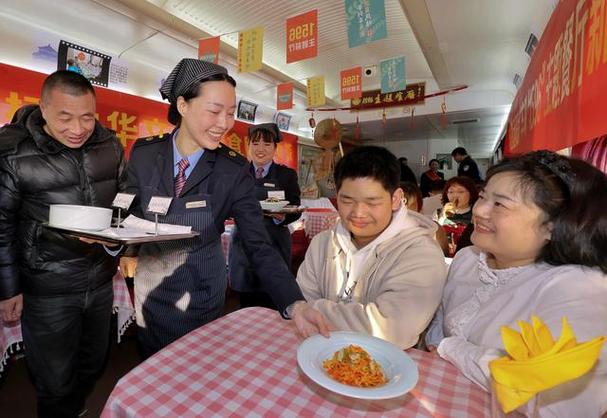 旅行夫婦：乘高鐵抵達(dá)杭州，吃最美味的中國(guó)食物，人們熱情好客