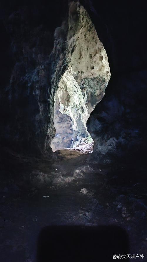 一巖觀三月。巖洞口呈半月形，頂部的洞因山體坍塌而成