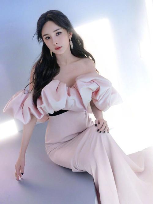楊冪粉嫩少女造型，曲線成熟豐滿