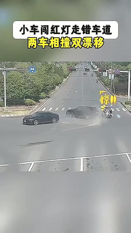 貨車闖紅燈撞飛小車50米！安全不能靠運氣，網(wǎng)友：不愧是陸地坦克