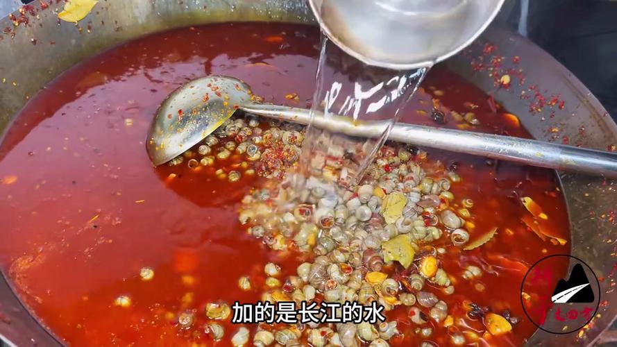湖北小伙賣(mài)嗦螺，菜油炒長(zhǎng)江水燉，田螺味道賽海鮮，日產(chǎn)10000斤