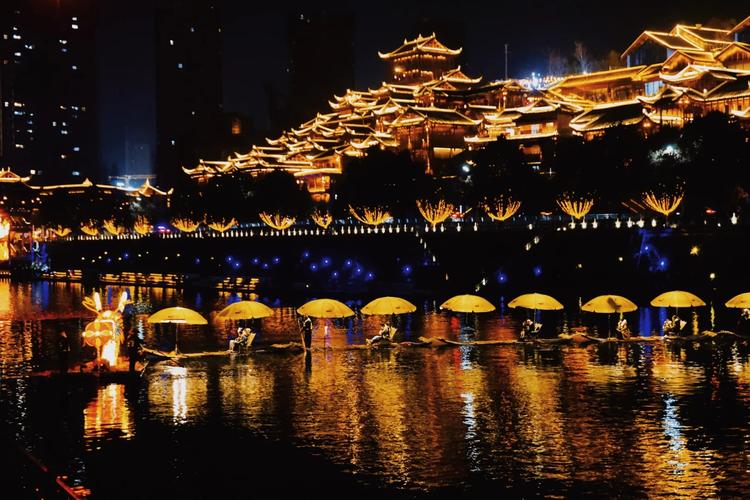 仙山貢水的夜晚驚艷到我了，醉美在文瀾橋和土家吊腳樓里…
