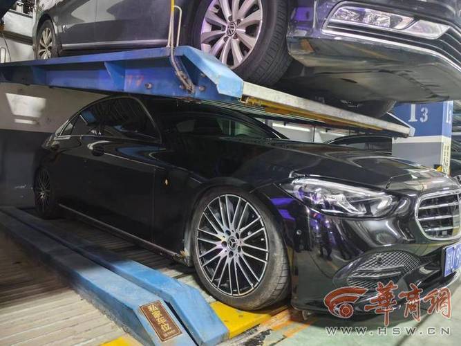 價(jià)值30萬(wàn)寶馬車從立體車庫(kù)5層掉落