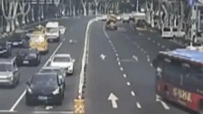 男子試駕時(shí)連續(xù)撞毀5輛豪車，只為“求職抵債”