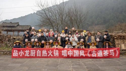 四川滎經(jīng)：千人歡聚古道長(zhǎng)街宴 五盤(pán)四碗”迎八方游客