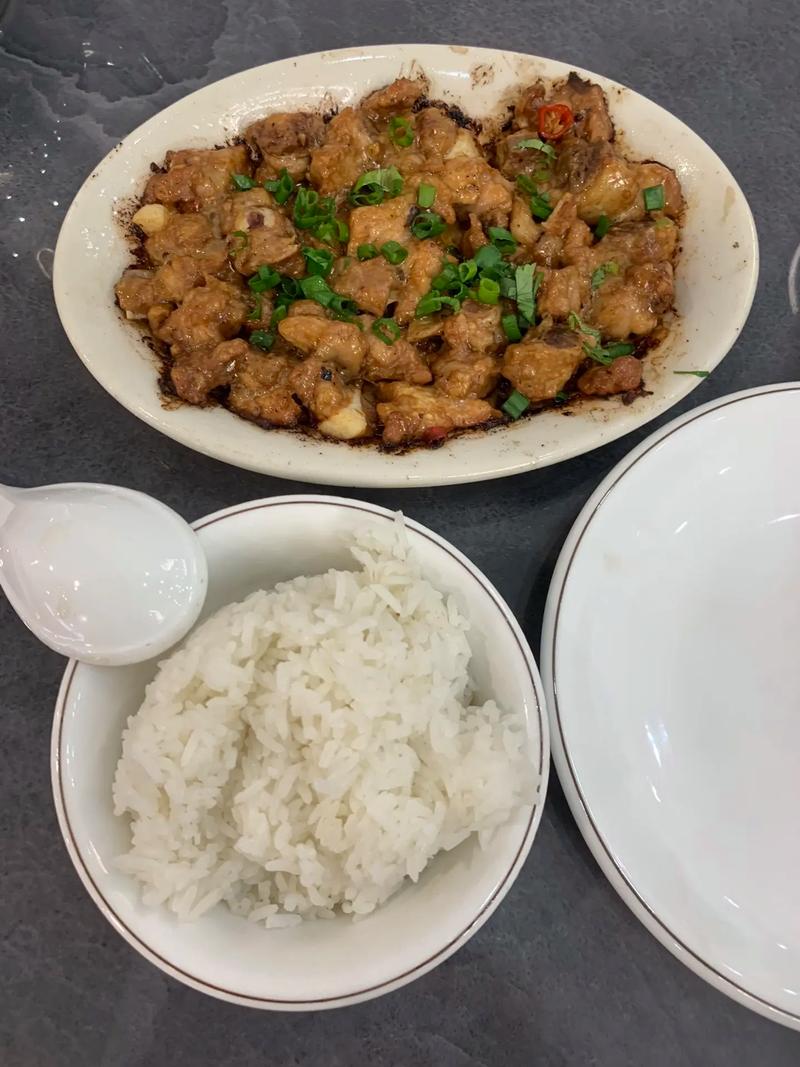 湖北農(nóng)村父子晚飯吃紅燒排骨飯，一口下去軟骨嘎嘣脆太香了
