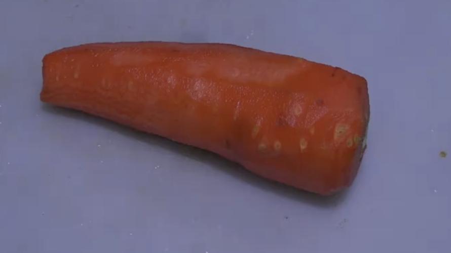 原來飯店的胡蘿卜絲是這樣切的，難怪切得又細(xì)又快，真是高手