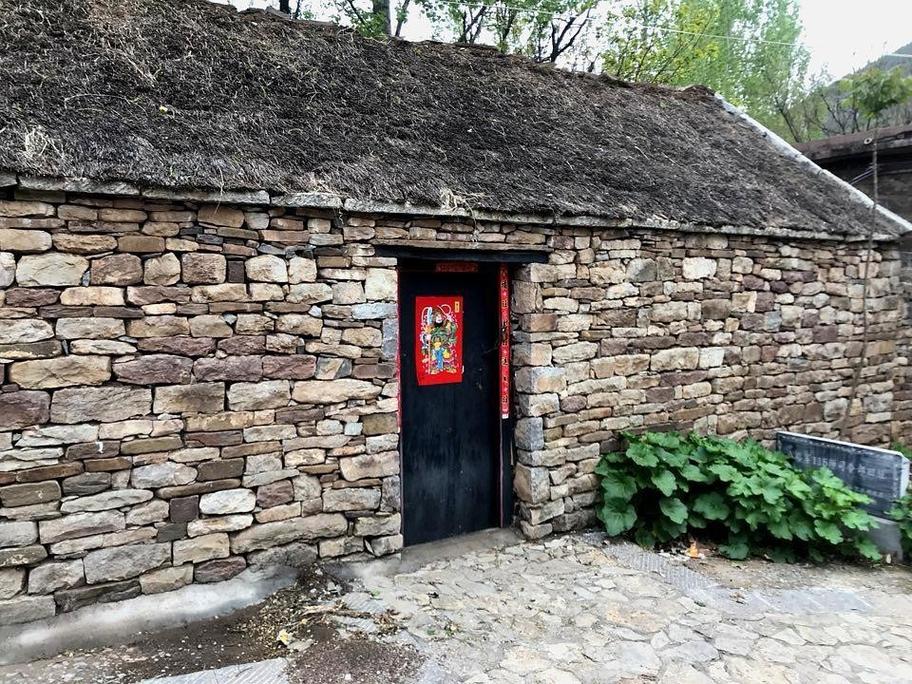 滕州市有個(gè)深山老村叫葫蘆套,數(shù)百年前為逃避戰(zhàn)亂躲進(jìn)深山而建