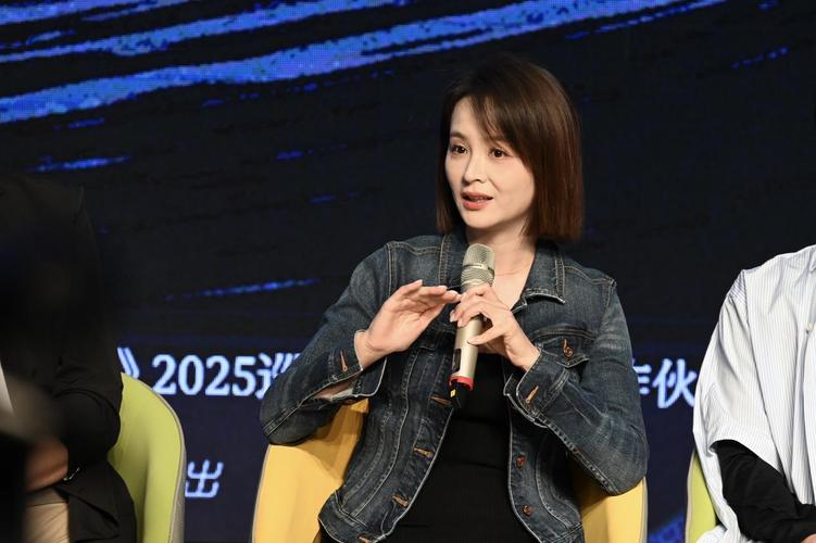 主創(chuàng)現(xiàn)身濟(jì)南開(kāi)啟2025年全國(guó)巡演《門(mén)第》將上演情感與家族的碰撞