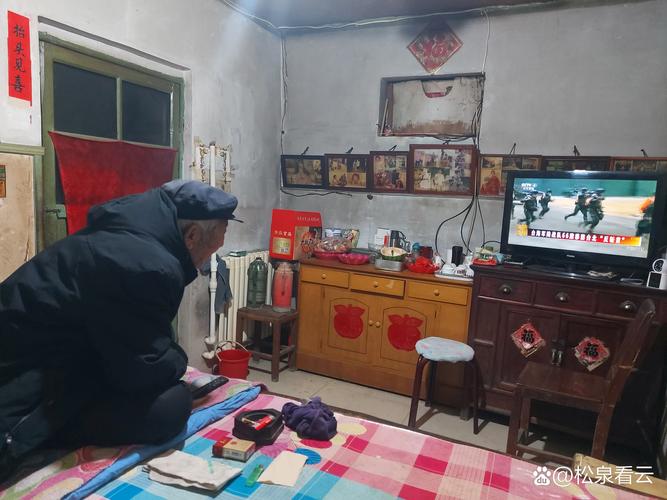 一間破屋，一個灶臺，沒有任何調(diào)味料，老人就是這樣生活的