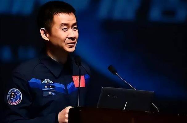 對話航天員陳冬中學(xué)班主任：老師和同學(xué)都為他感到驕傲