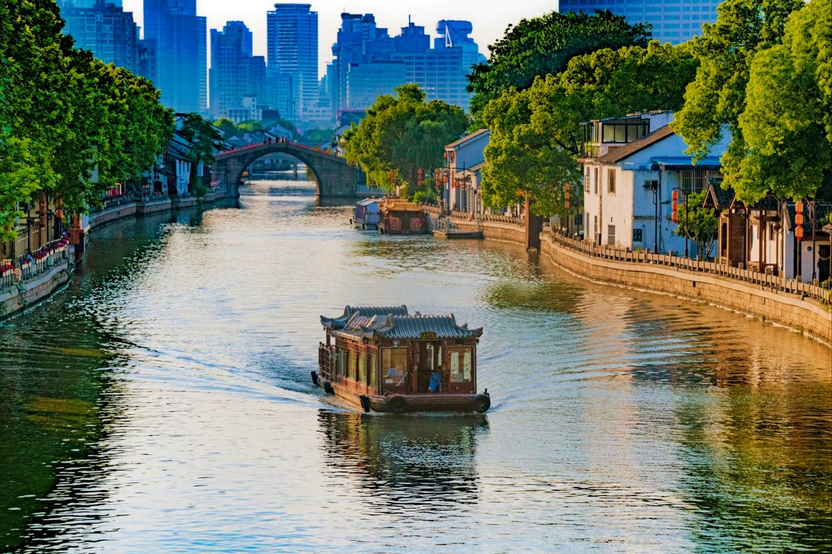 乘船游無錫古運(yùn)河