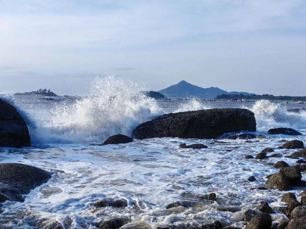 陰云密布的海灘，波濤洶涌，風(fēng)雨欲來
