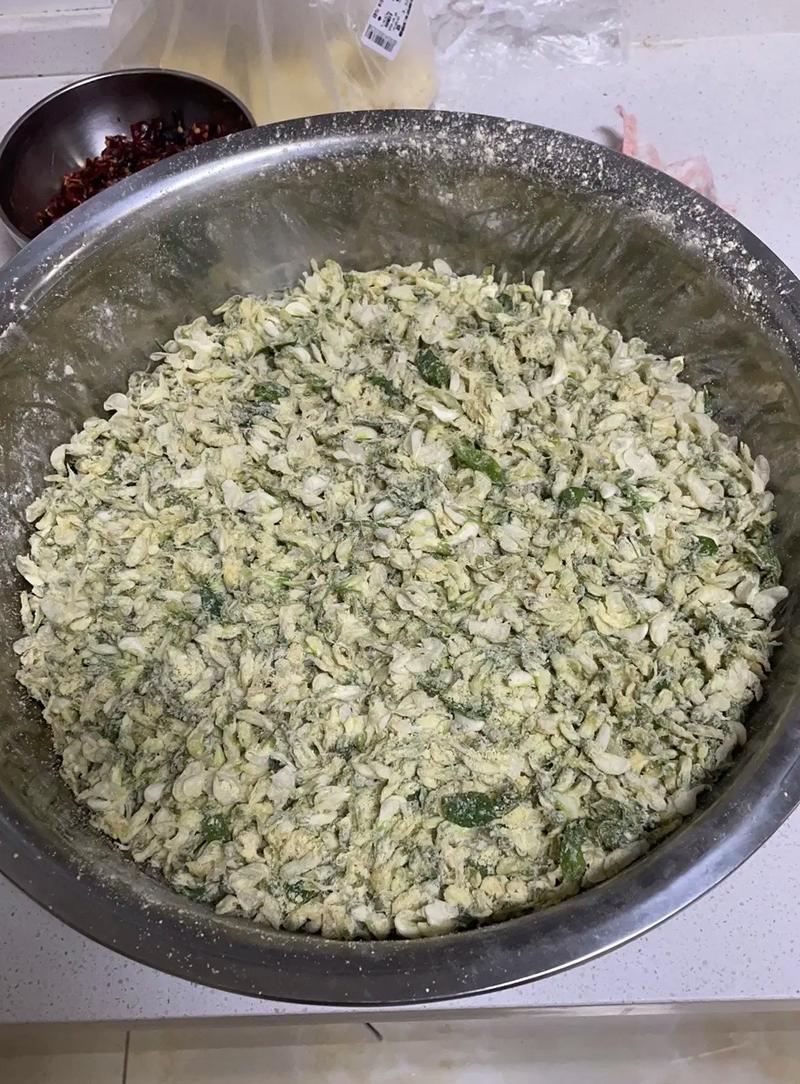 又是年槐花季蒸兩鍋槐花包子清香中帶甜，連不愛吃饃的一連咥三個